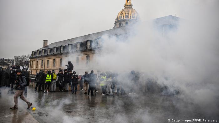 Manifestantes y reporteros bajo ataque de gases lacrimógenos en París