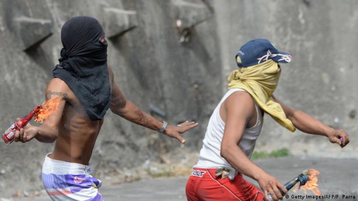 Protestas pacíficas y violentas se juntaron este inicio de semana en las calles de Caracas. (Getty Images/AFP/F. Parra)