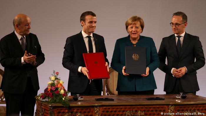 Angela Merkel und Emmanuel Macron unterzeichnen den neuen Elysée-Vertrag in Aachen (picture-alliance/dpa/O. Berg)
