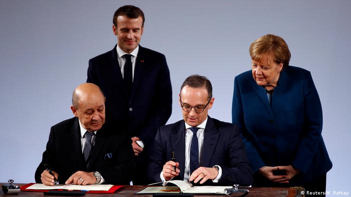 Heiko Maas und Jean-Yves Le Drian unterzeichnen den neuen Elysée-Vertrag in Aachen (Reuters/W. Rattay)