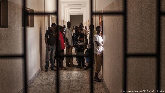Migrants stand in a hall at a detention center for migrants, in the village of Karareem (picture-alliance/ AP Photo/M. Brabo)