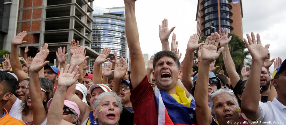 Venezuelanos voltam às ruas contra o governo Maduro: mudança de clima que poucos esperavam