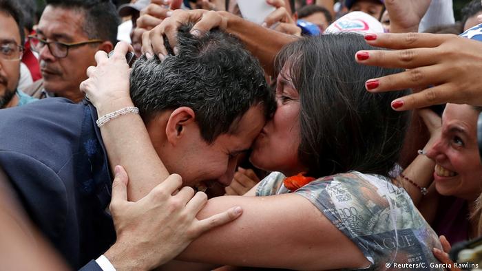 خوان گوایدو در تظاهرات ۲۳ ژانویه علیه مادورو در کاراکاس در میان طرفدارانش
