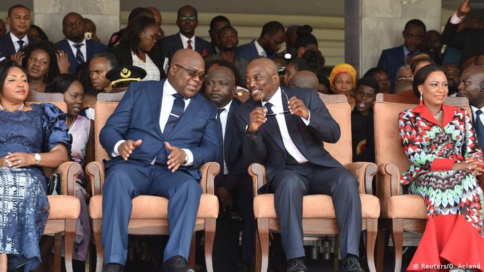 DR Kongo scheidender PrÃ¤sident Joseph Kabila neben Nachfolger Felix Tshisekedi wÃ¤hrend einer Einweihungsfeier in Kinshasa (Reuters/O. Acland)