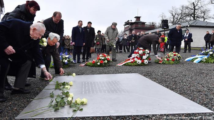 CidadÃ£os colocam flores sobre memorial Ã s vÃ­timas do nacional-socialismo na cidade alemÃ£ de Weimar