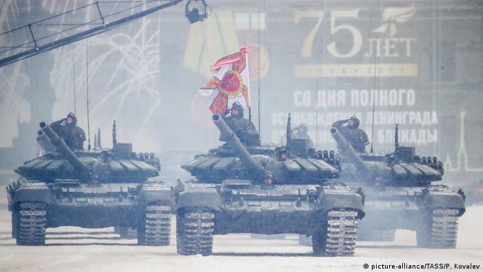 Russland St. Petersburg Militärparade zum 75. Jahrestag der Beendigung der Belagerung im 2. Weltkrieg (picture-alliance/TASS/P. Kovalev)