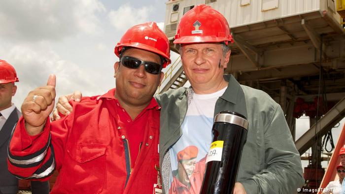Igor Sechin, presidente de Rosneft, y un obrero de la venezolana PDVSA. Aquí en Caracas el 28 de septiembre de 2012. 