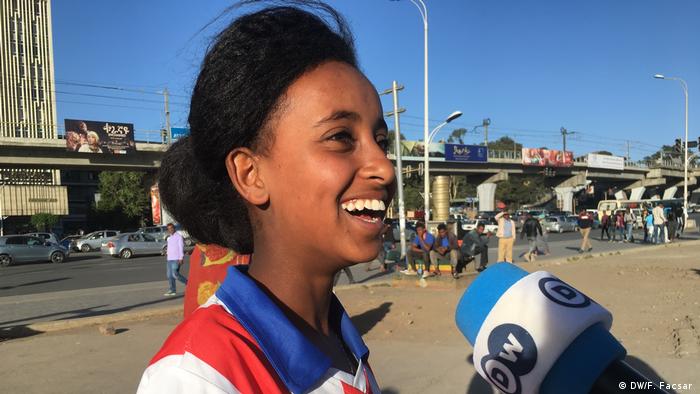 A young Ethiopian football player talking into a DW microphone (DW/F. Facsar )
