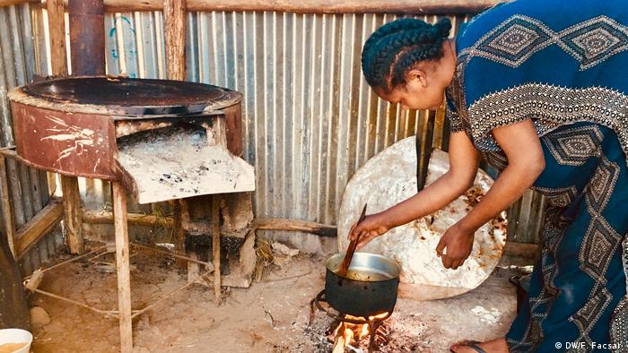 A woman cookingin a hut in the Etuiopianvillage of Tsheay (DW/F. Facsar )
