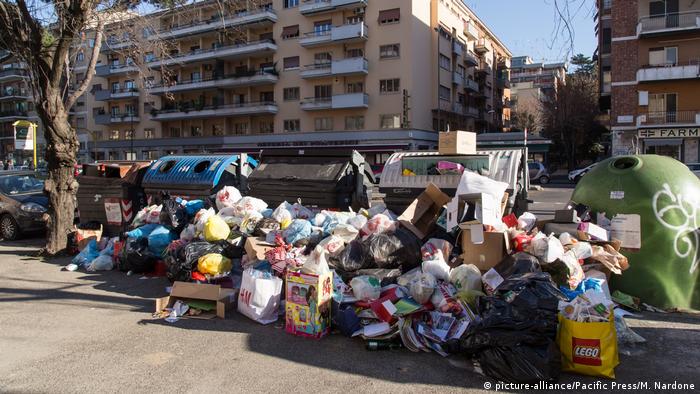 Italien Müllentsorgung in Rom (picture-alliance/Pacific Press/M. Nardone)