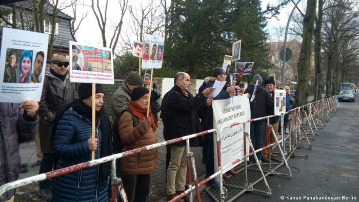 Deutschland Demonstration vor der iranischen Botschaft in Berlin (Kanun Panahandegan Berlin)