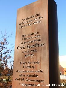 Stele für Chris Gueffroy, den letzten Mauertoten in Berlin (picture-alliance/T. Rückreis)
