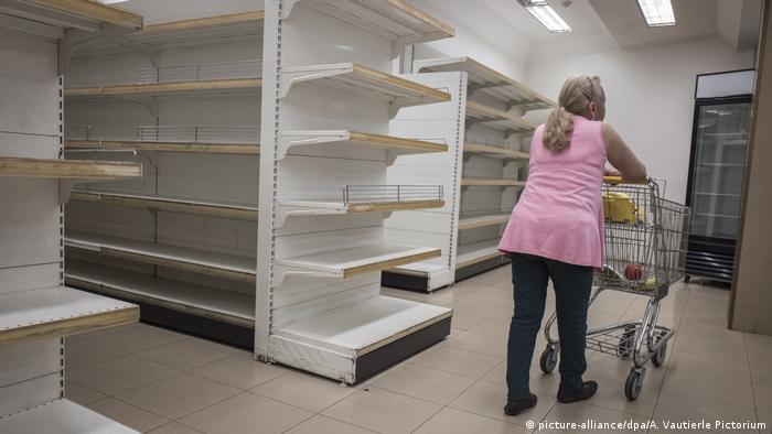 Venezuela, Caracas: Leere Regale in einem Supermarkt 