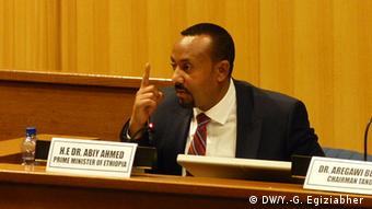 Äthiopien Diskussion zwischen den PM Abiy Ahmed und Opposition (DW/Y.-G. Egiziabher )