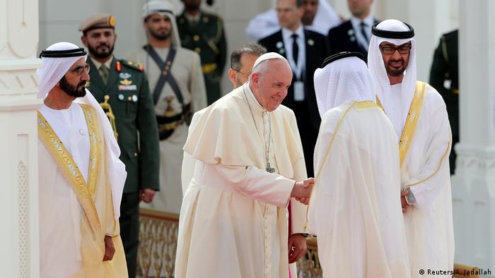 El papa Francisco es recibido por el mandatario de Dubai, el jeque Mohamed bin Rashid Al Maktum.