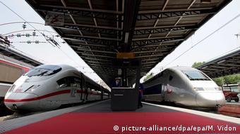 FranzÃ¶sischer TGV und deutscher ICE (picture-alliance/dpa/epa/M. Vidon)