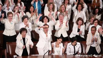 Στα λευκά ήταν ντυμένες οι γυναίκες εκπρόσωποι των Δημοκρατικών στο Κογκρέσο. 