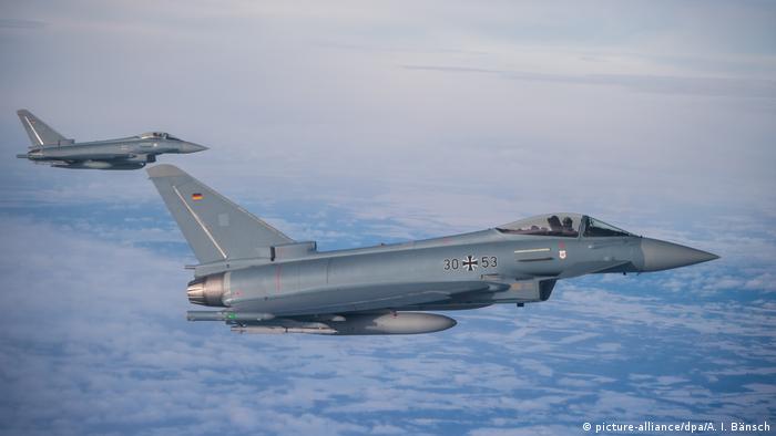Typhoon fighter jets (picture-alliance/dpa/A. I. BÃ¤nsch)