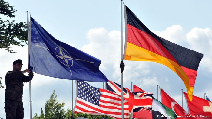 German and NATO flags flying (picture-alliance/dpa/Isw/P. Seeger)