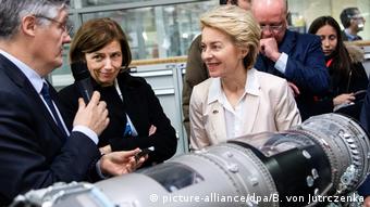 Frankreich Verteidigungsministerin von der Leyen und ihre Kollegin Florence Parly (picture-alliance/dpa/B. von Jutrczenka)
