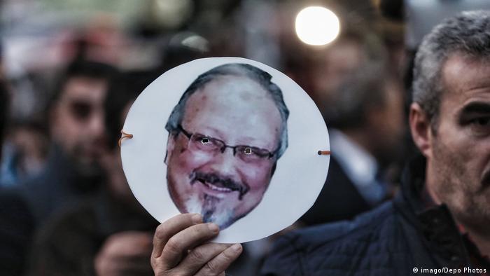 Leute halten Bilder von Jamal Khashoggi während der Demonstration vor dem saudi-arabischen Konsulat (imago/Depo Photos)