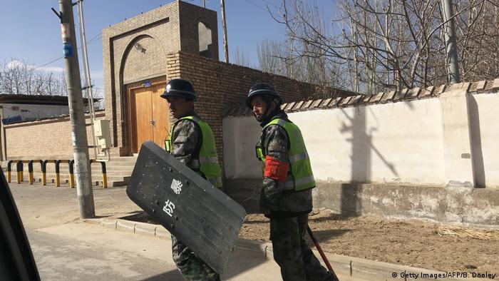China XinJiang Polizeipatrouillen (Getty Images/AFP/B. Dooley)