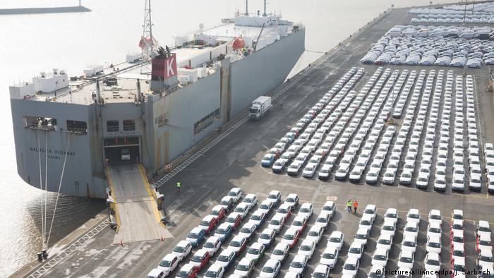 VW Export Hafen Emden (picture-alliance/dpa/J. Sarbach)
