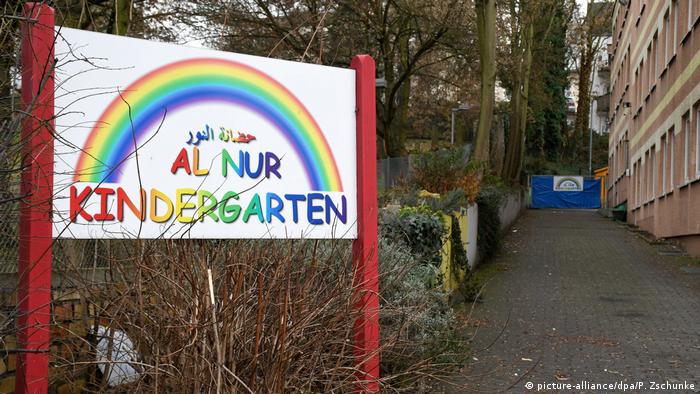 Picture of the Al Nur Kindergarten sign (picture-alliance/dpa/P. Zschunke)