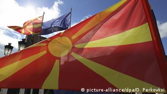 «Η Μακεδονία ονομάζεται τώρα επισήμως Βόρεια Μακεδονία» γράφει και το περιοδικό Spiegel. 