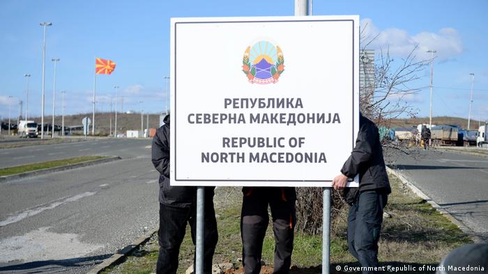 Neue Schilder an Grenze zwischen Mazedonien und Griechenland (Government Republic of North Macedonia)