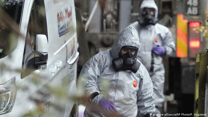 Großbritannien Salisbury - Sicherheitspersonal nach Vergiftung von Ex-Spion Sergei Skripal (picture-alliance/AP Photo/F. Augstein)