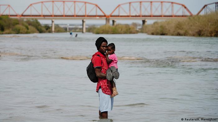 Migrantes de América Latina, el Caribe, África y Asia buscan cruzar la frontera hacia Estados Unidos. Muchos lo intentan por vía fluvial. 