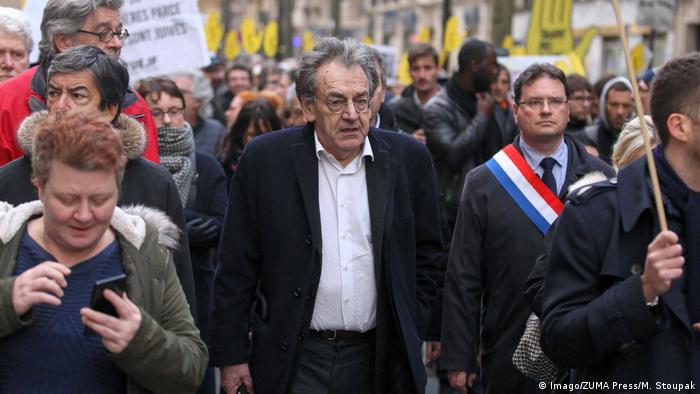 O filósofo Alain Finkielkraut durante protesto em Paris em 2018