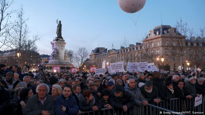 Miles de personas protestaron contra el antisemitismo en toda Francia bajo el lema ¡Ya basta!.