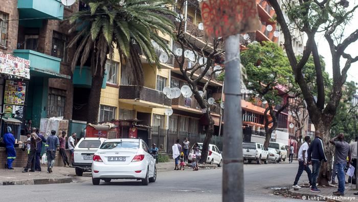 Autos und HÃ¤user in einem Stadtviertel von Johannesburg (Lungile Hlatshwayo)