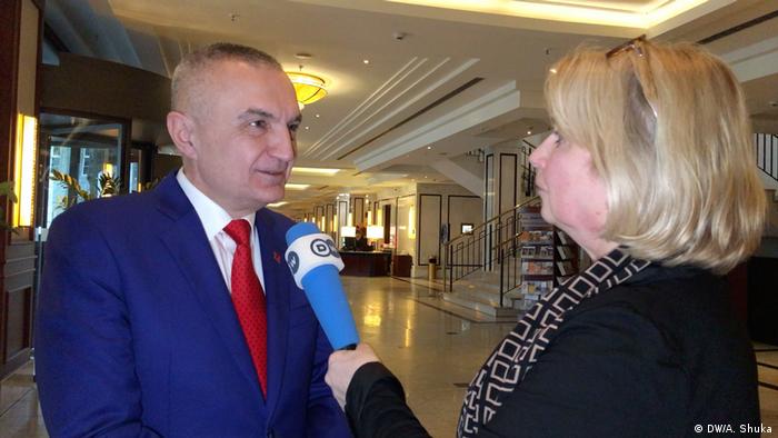 Albanischer Präsident Ilir Meta im DW-Interview mit Adelheid Feilcke (DW/A. Shuka)