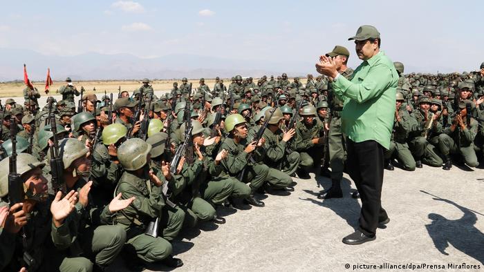 Venezuela Maduro vor regierungstreuen Soldaten (picture-alliance/dpa/Prensa Miraflores)