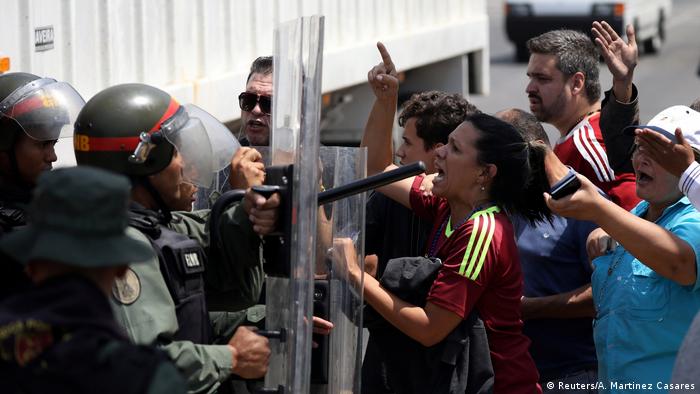 Mitglieder des Gesetzgebers der venezolanischen Nationalversammlung und Anhänger des venezolanischen Oppositionsführers Juan Guaido prallen mit Sicherheitskräften zusammen, als sie die Straße am Stadtrand von Mariara blockieren (Reuters/A. Martinez Casares)