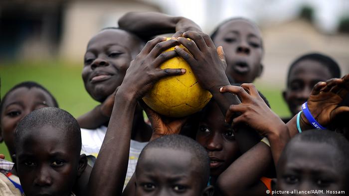 Ghanaian boys holding a football (picture-alliance/AA/M. Hossam )