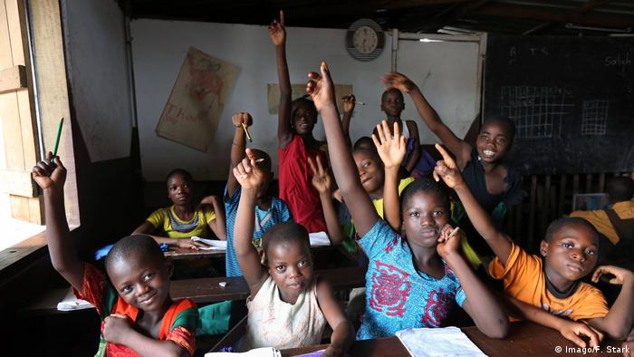 Children at school raise their hands (Imago/F. Stark)