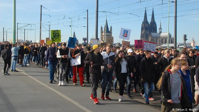 İnternet özgürlüğünün korunmasını isteyenler yeni düzenlemelere karşı çıkıyor (Köln'deki protestodan)