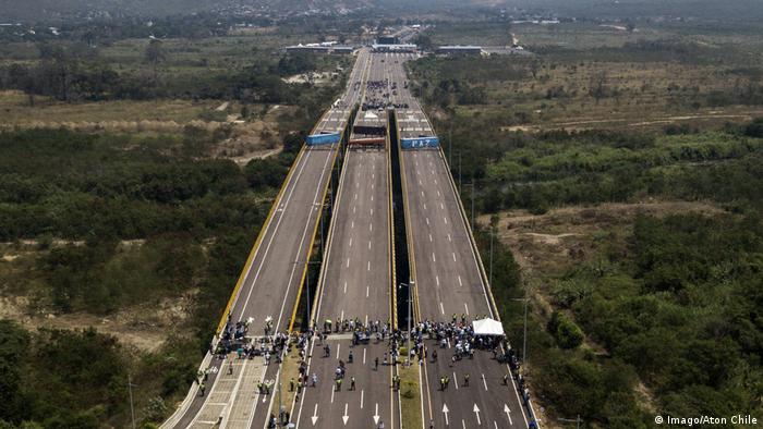 Closed bridge between Venezuela and Colombia