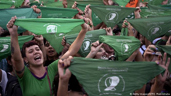 Pañuelos verdes, símbolo de la lucha feminista en favor de la norma, apoyan en las calles la presentación del proyecto. (Getty Images/AFP/J. Mabromata)