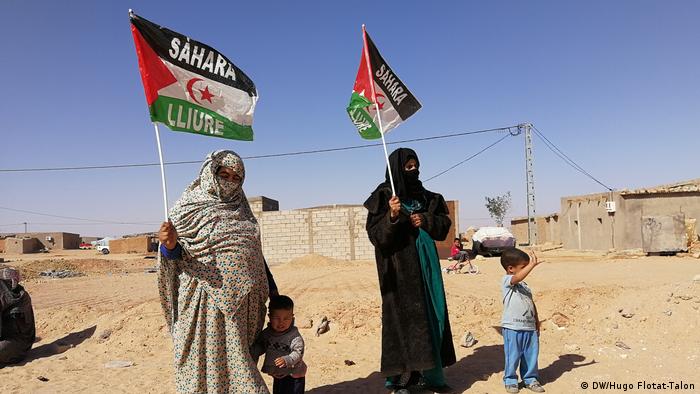 RASD : Des femmes brandissent le drapeau de la République arabe sahraouie démocratique (DW/Hugo Flotat-Talon)