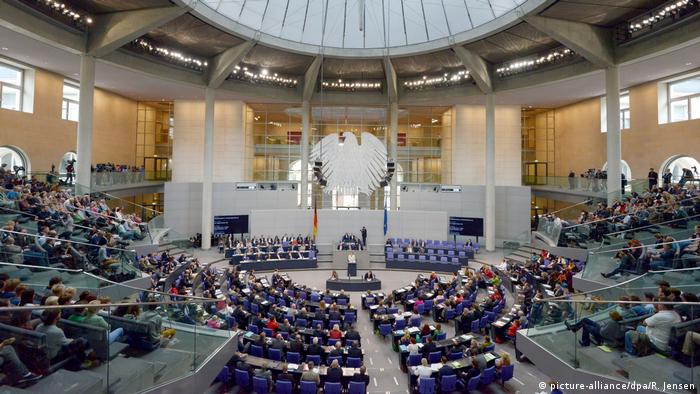 BG Reise Reichstag | Bundestag Haushaltsberatungen (picture-alliance/dpa/R. Jensen)