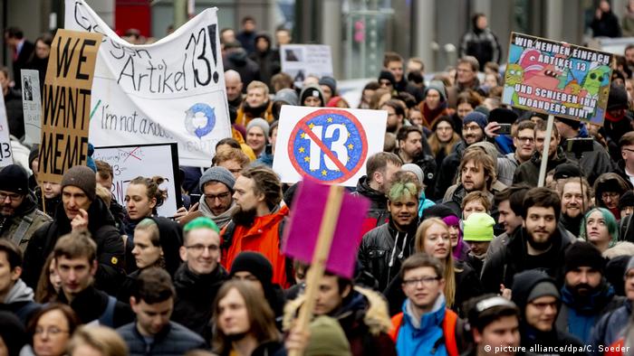 BERLIN Protest gegen Uploadfilter und EU-Urheberrechtsreform (picture alliance/dpa/C. Soeder)
