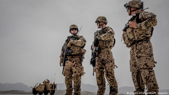 Afghanistan Bundeswehrsoldaten in Masar-I-Scharif (picture-alliance/dpa/M. Kappeler)
