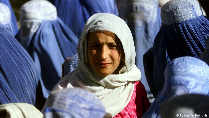 Jovem afegã mostra o rosto em público em novembro de 2001, depois do fim do regime talibã