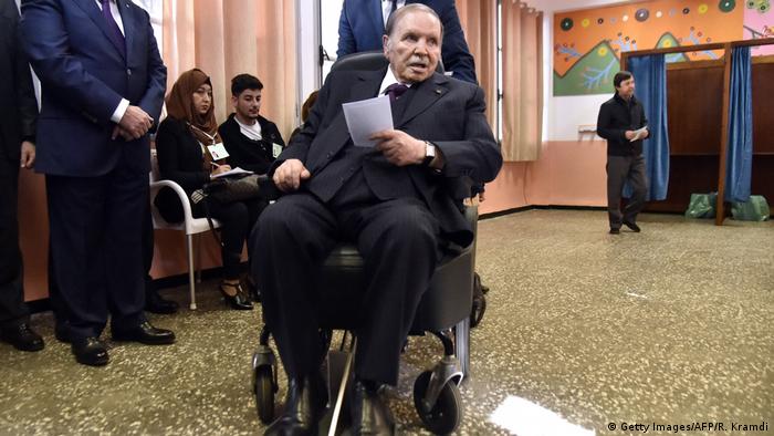 Algerien Algier - Abdelaziz Bouteflika im Rollstuhl zur Wahl 2017 (Getty Images/AFP/R. Kramdi)