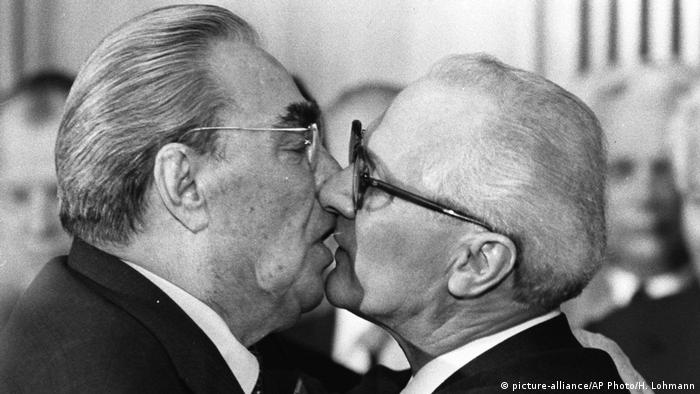 Bruderkuss zwischen Leonid Breshnew und Erich Honecker (picture-alliance/AP Photo/H. Lohmann)